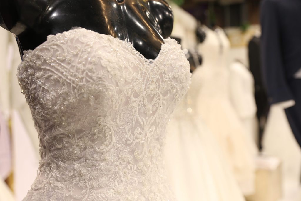 Dettaglio di un abito da sposa esposto in fiera