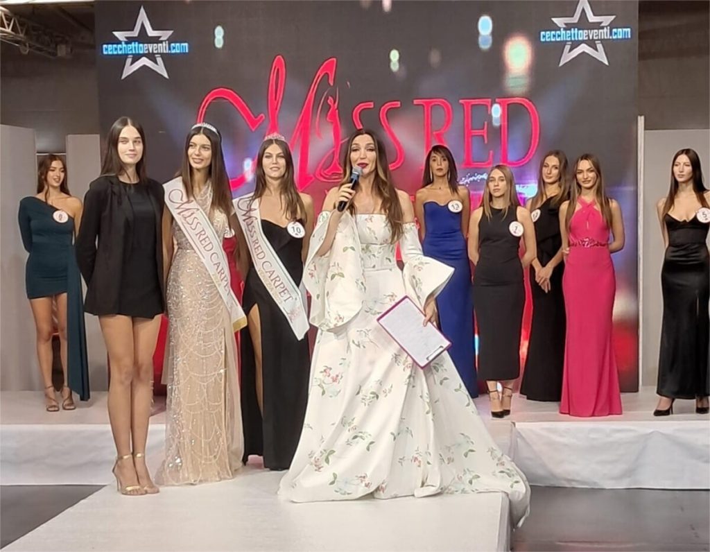 Le partecipanti a Miss Red Carpet sul palco di Tutto Sposi